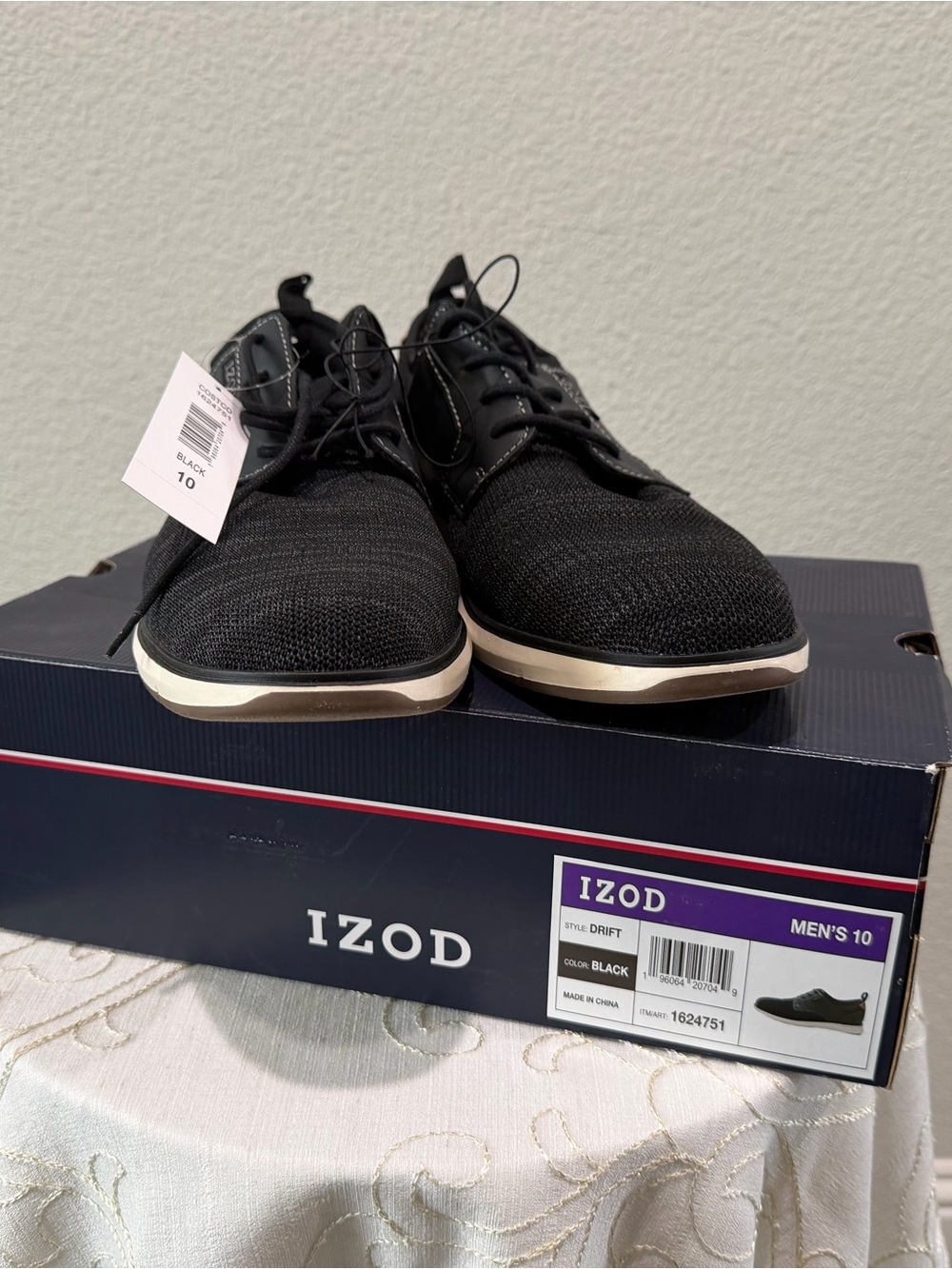 Izod Men's Black Knit Lace-Up Oxfords with Contrasting Sole